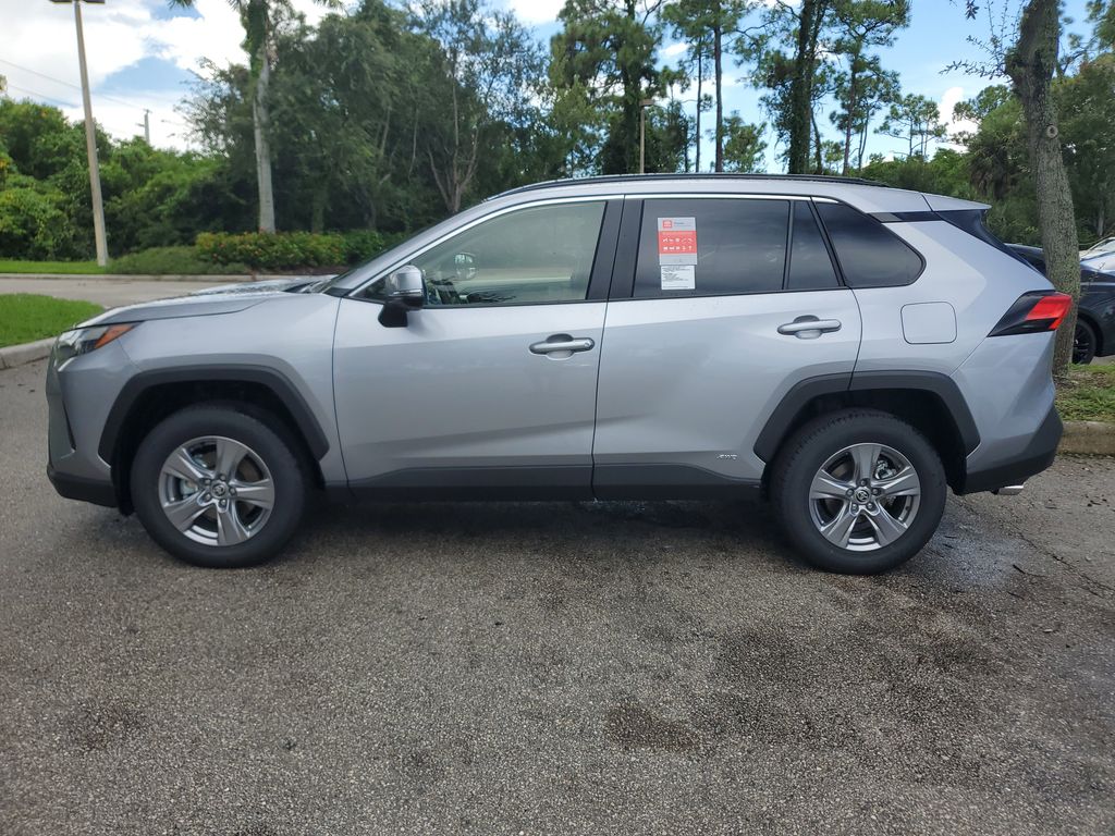 2025 Toyota RAV4 Hybrid XLE photo 8