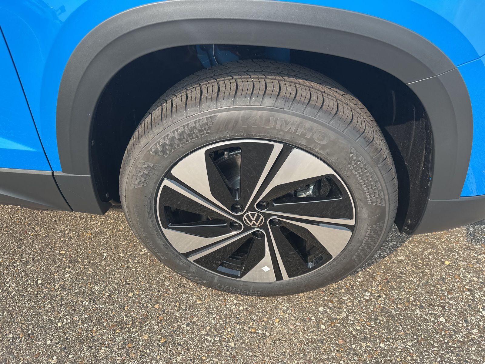 2025 Volkswagen Taos SE photo 4