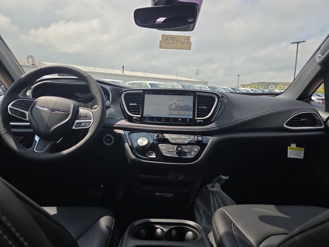 2026 Chrysler Pacifica photo 5
