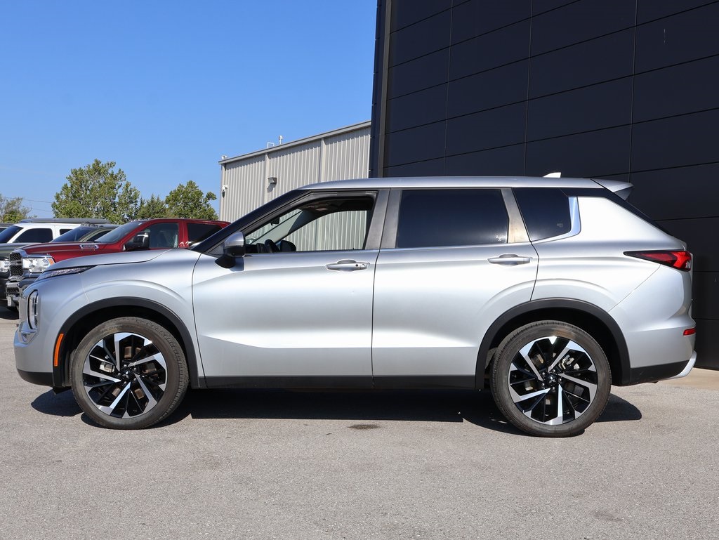 2024 Mitsubishi Outlander SE photo 2