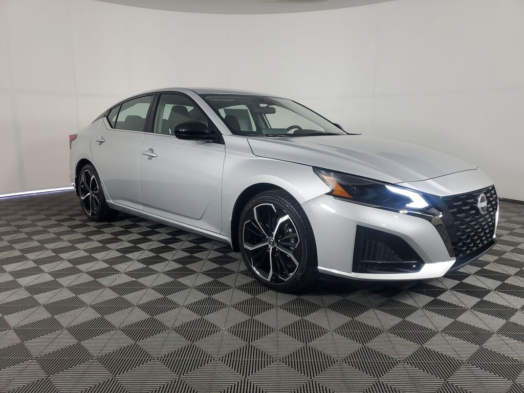 2025 Nissan Altima SR photo 2