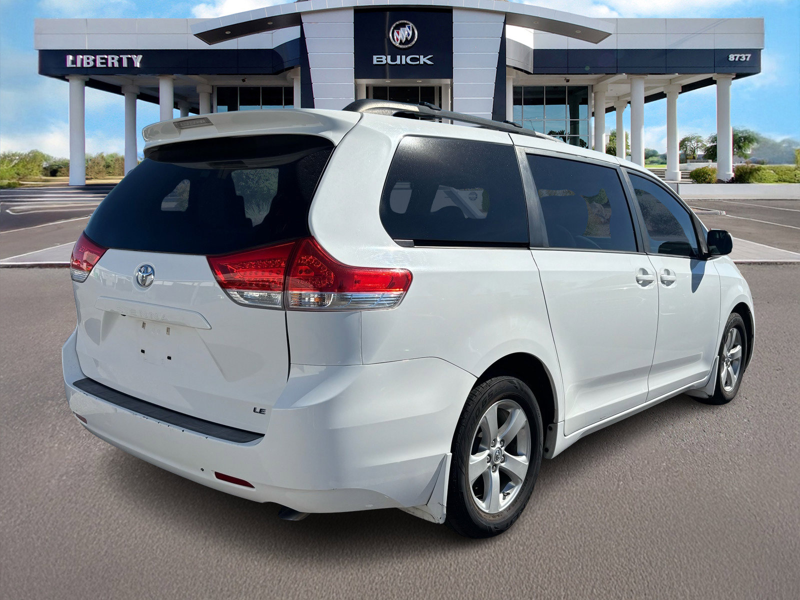 2014 Toyota Sienna LE photo 2