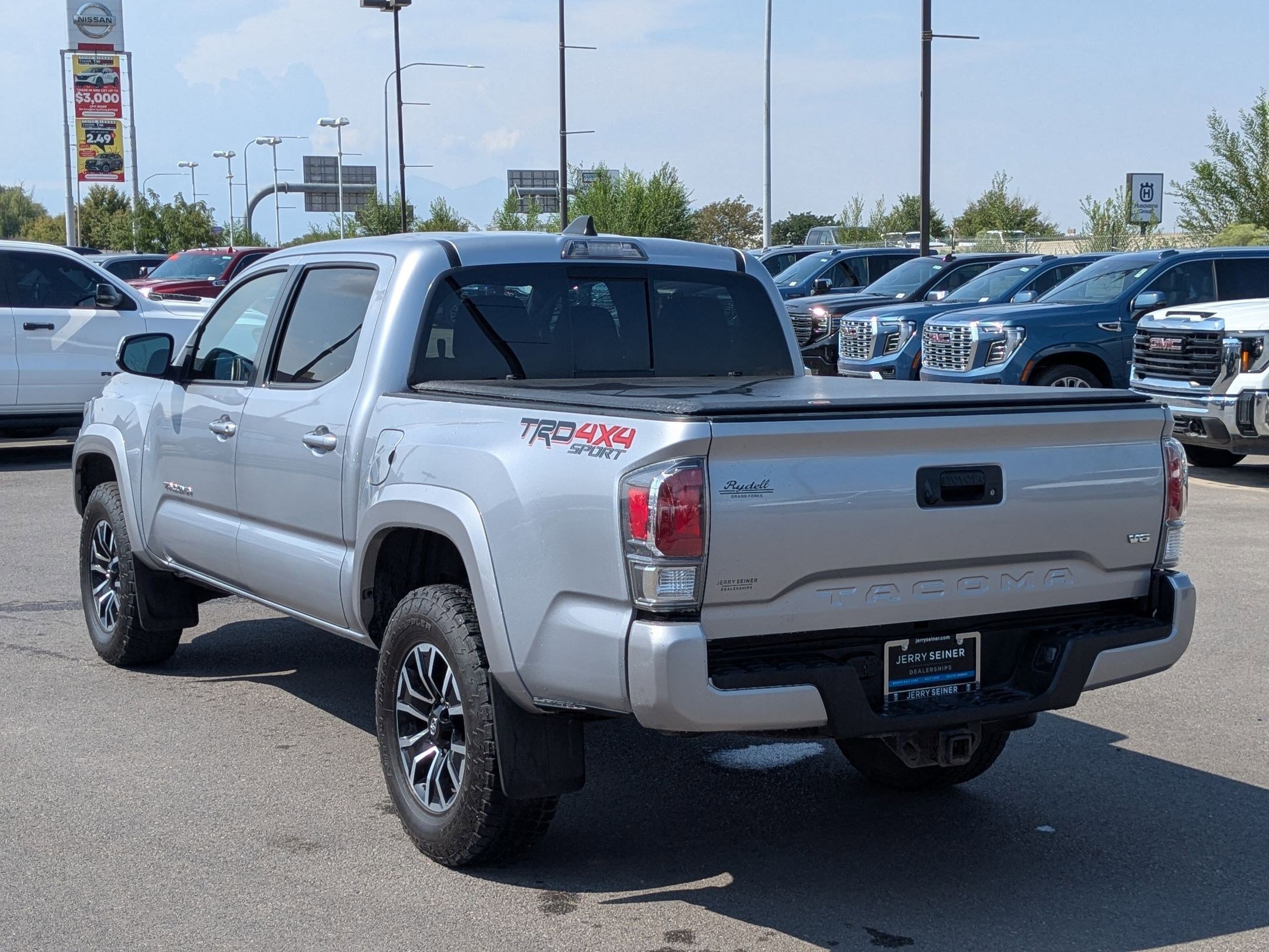 2020 Toyota Tacoma TRD Sport photo 3