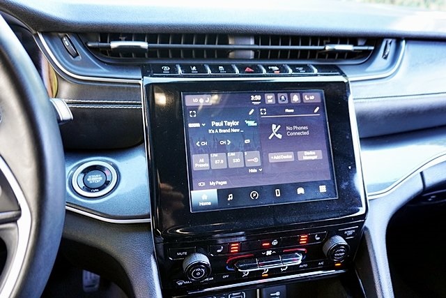 Used 2021 Silver Jeep Altitude image 26