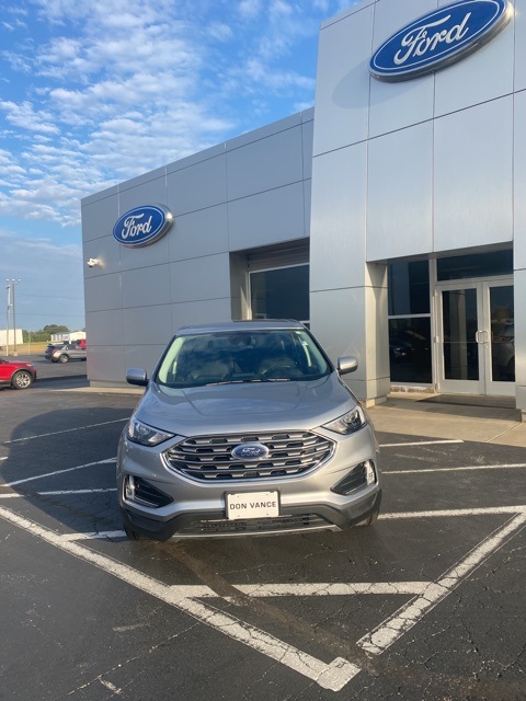 2022 Ford Edge SEL photo 2