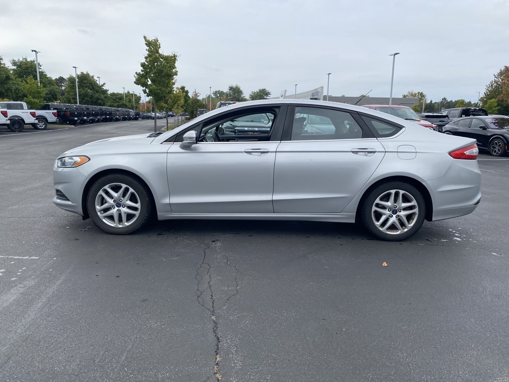 2016 Ford Fusion SE photo 2