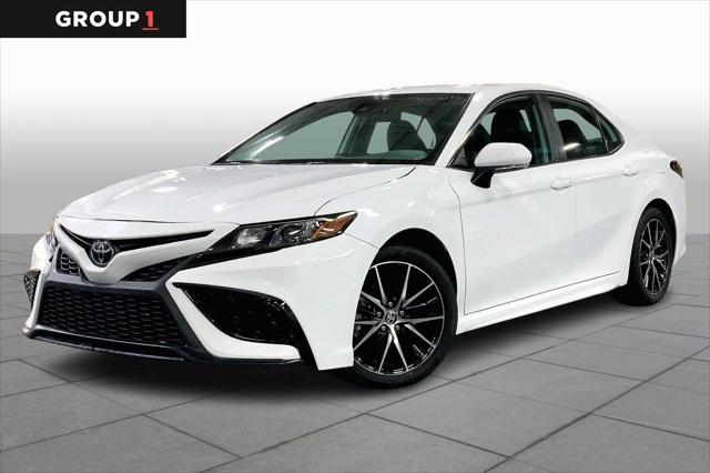 2024 Toyota Camry SE's photo