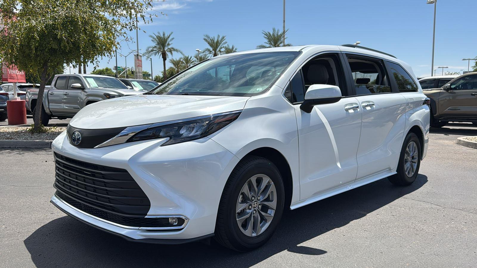 2024 Toyota Sienna XLE photo 3