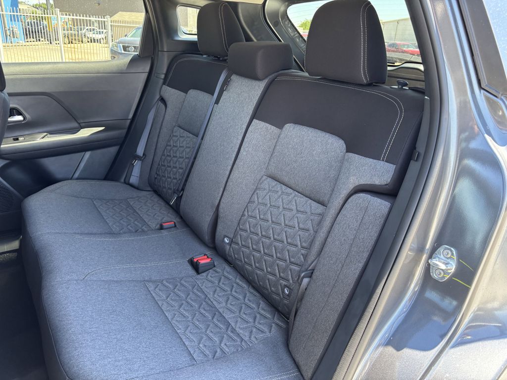 2025 Nissan Kicks SV photo 17