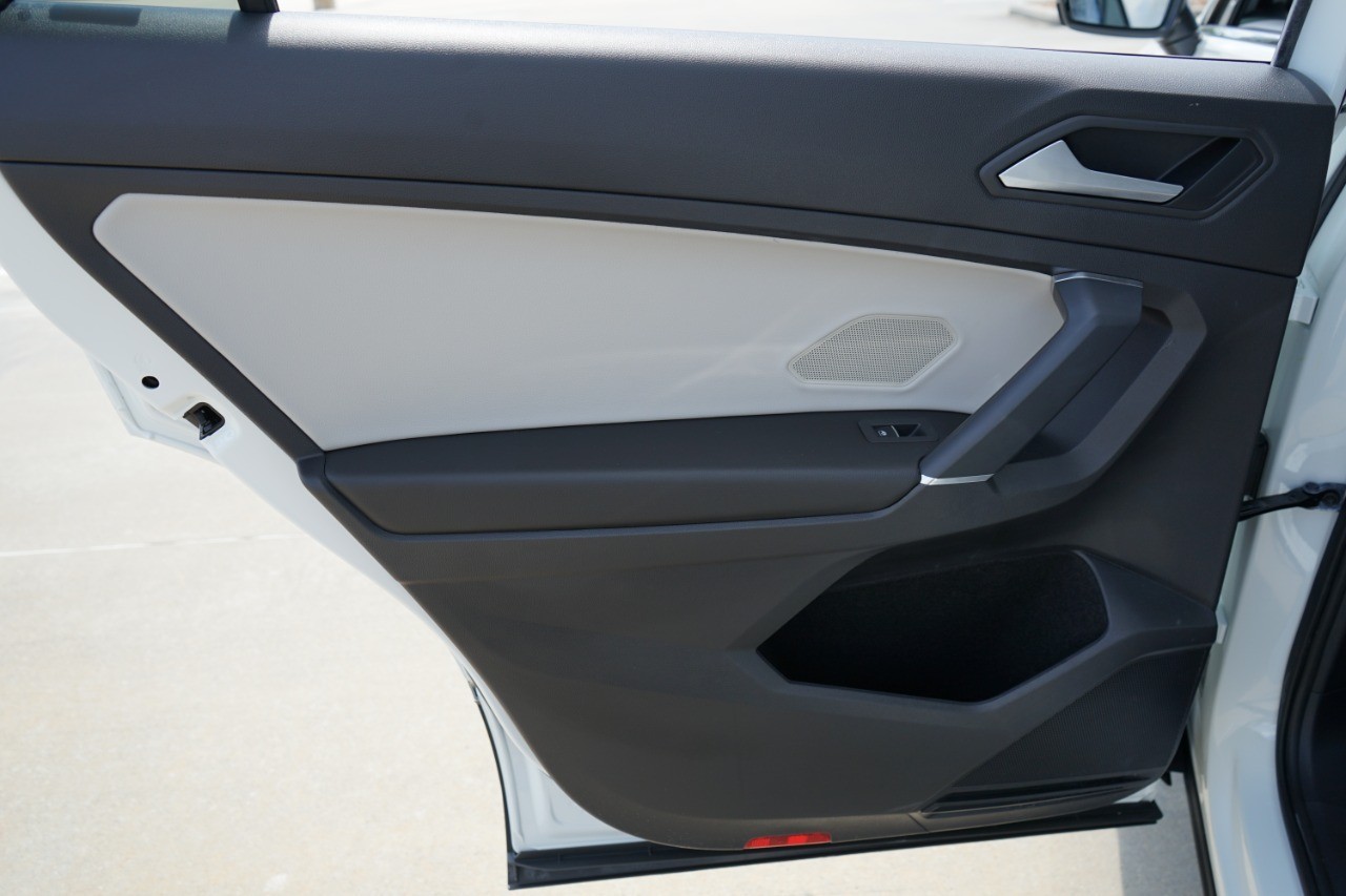 2020 Volkswagen Tiguan SEL photo 28