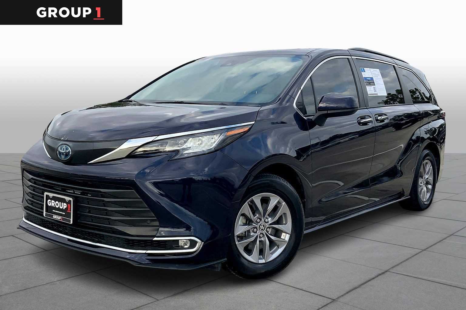 2022 Toyota Sienna XLE's photo