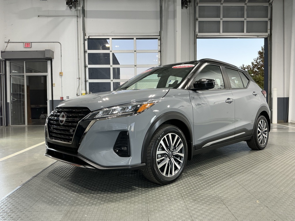 2023 Nissan Kicks SR photo 2