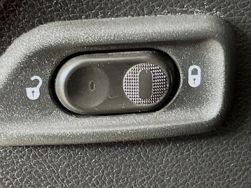 2015 Jeep Wrangler Unlimited Sahara photo 16