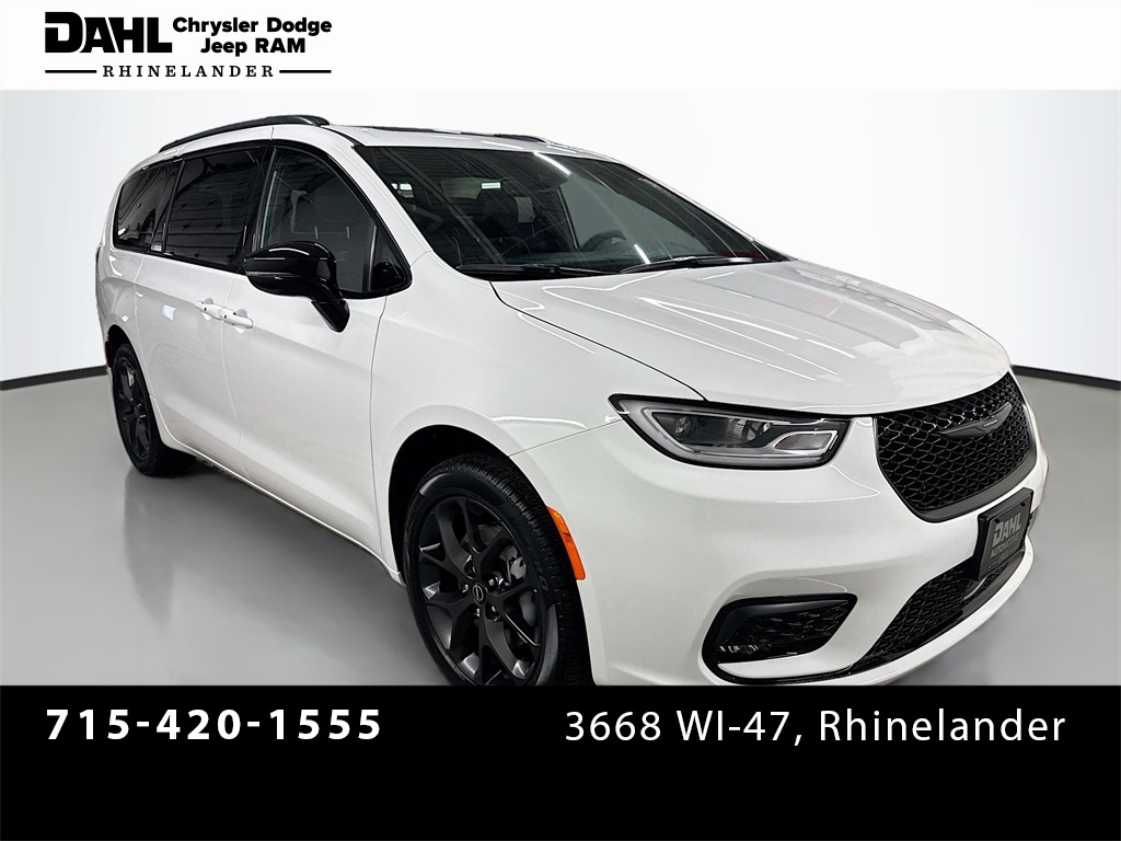 2026 Chrysler Pacifica Limited's photo