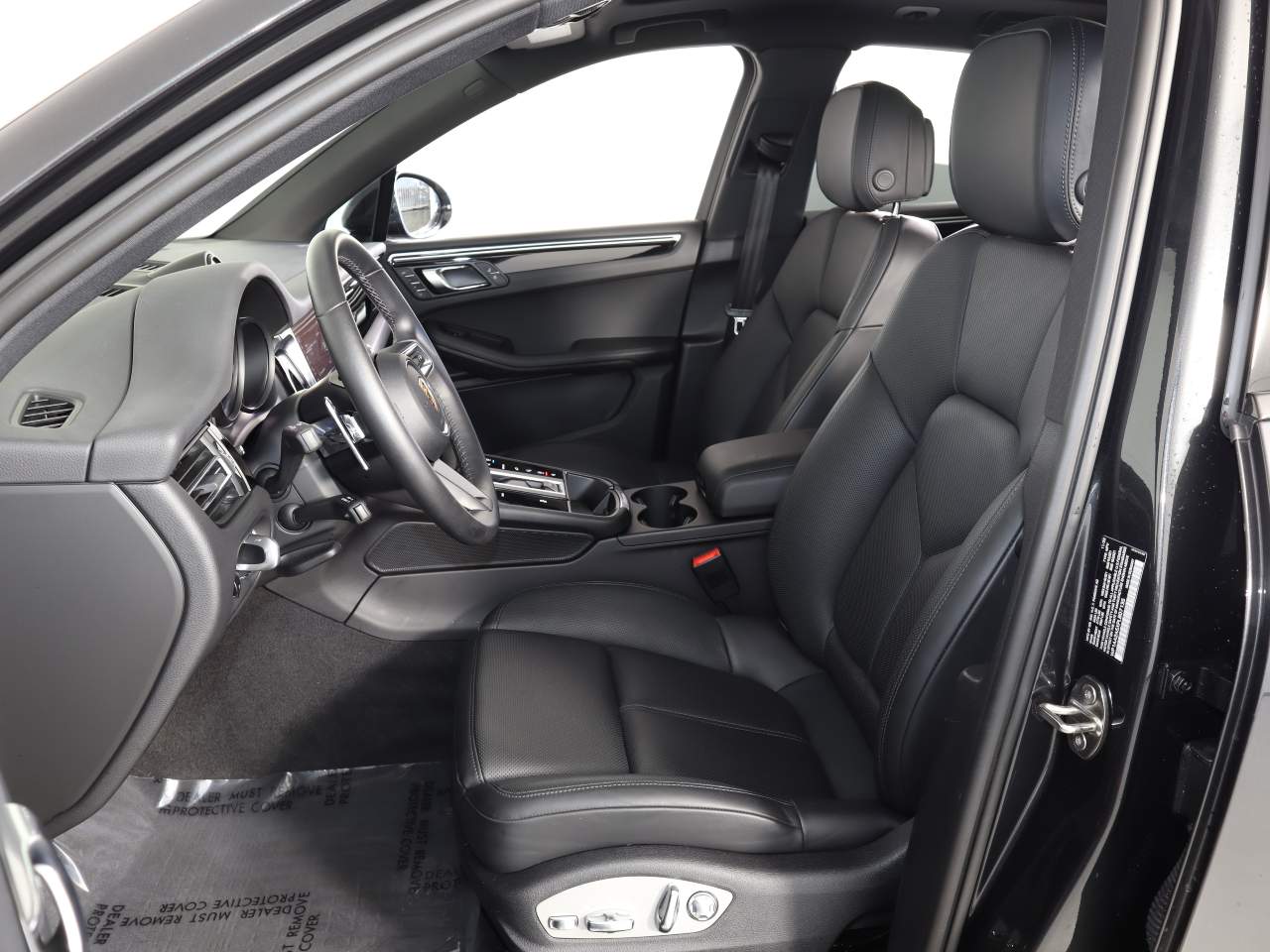 2023 Porsche Macan T photo 4