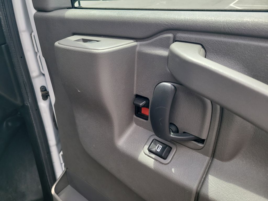 2023 Gmc Savana Cargo 2500 photo 24