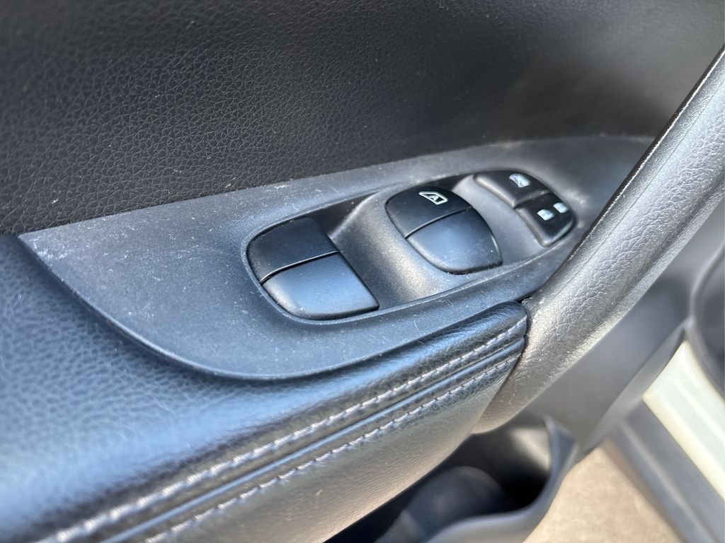2016 Nissan Rogue SV photo 33