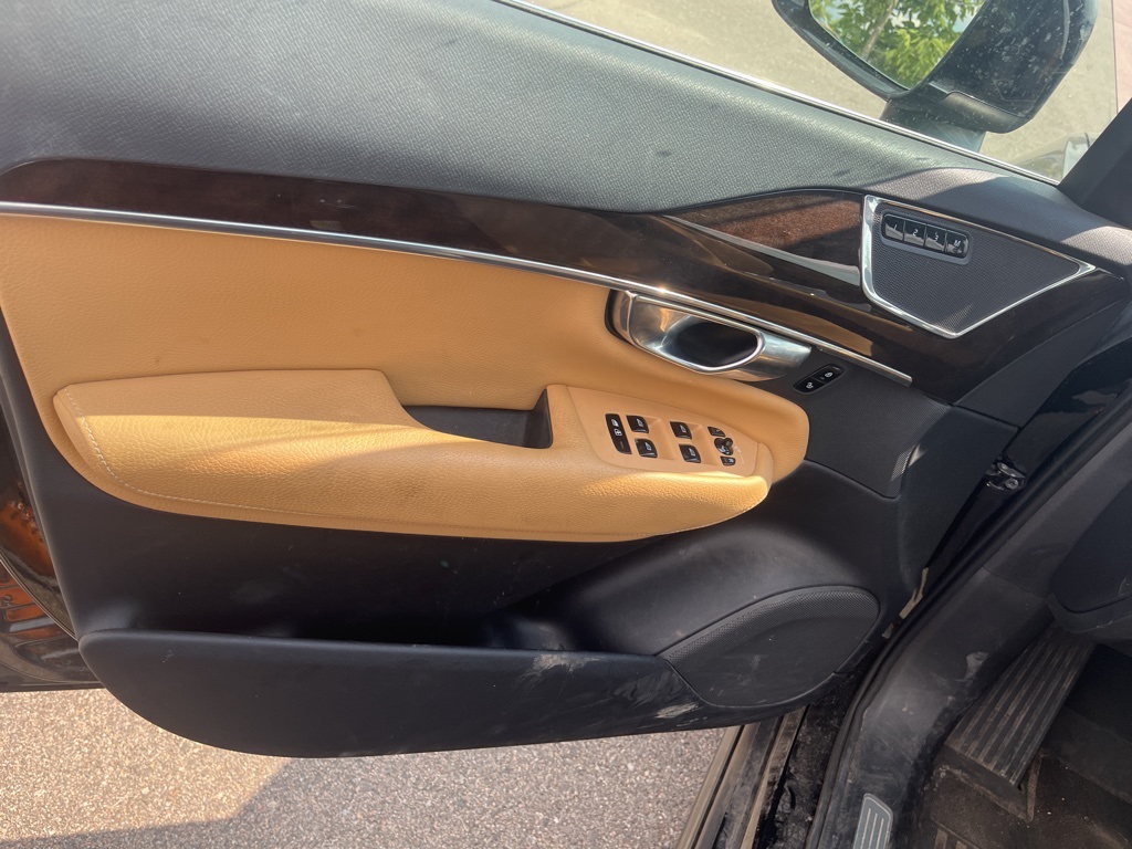 2018 Volvo XC90 T6 Momentum photo 4
