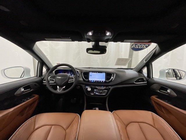 2024 Chrysler Pacifica Hybrid Pinnacle photo 16