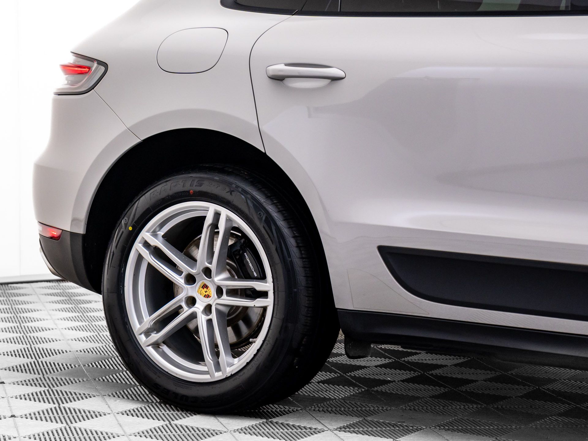 2021 Porsche Macan Base photo 26