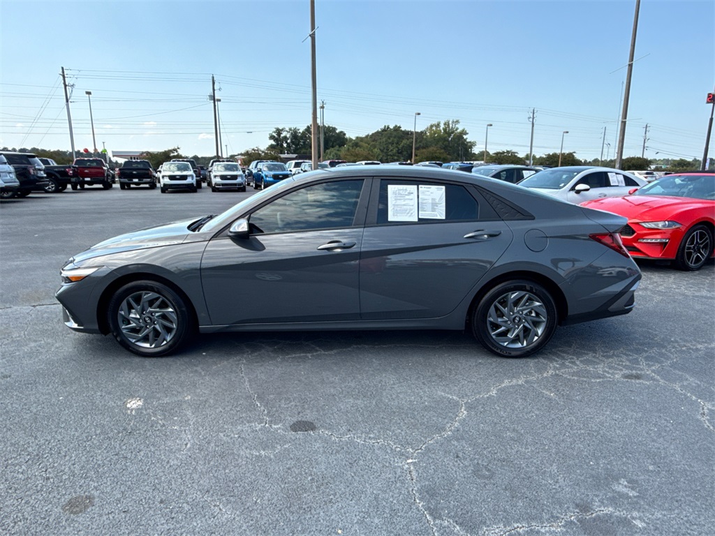 2024 Hyundai Elantra SEL photo 6