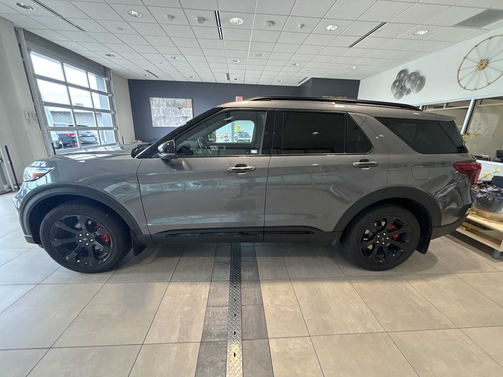 2022 Ford Explorer ST photo 4