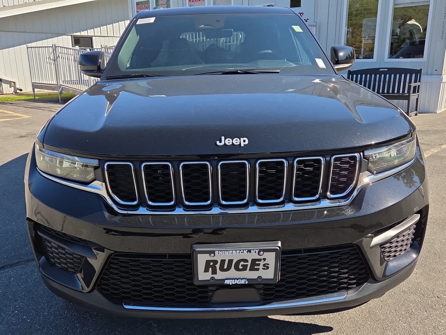 2025 Jeep Grand Cherokee Laredo X photo 2