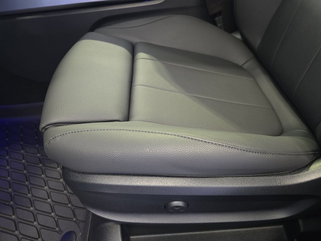 2025 Mercedes Benz GLB 250 photo 26