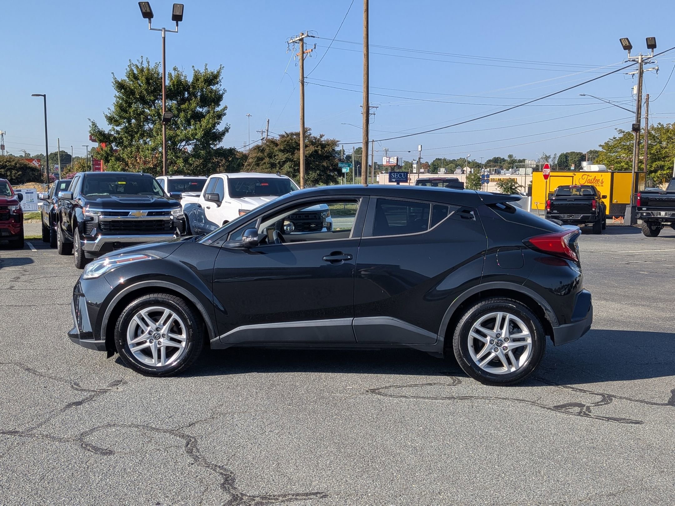 2021 Toyota C-HR LE photo 2