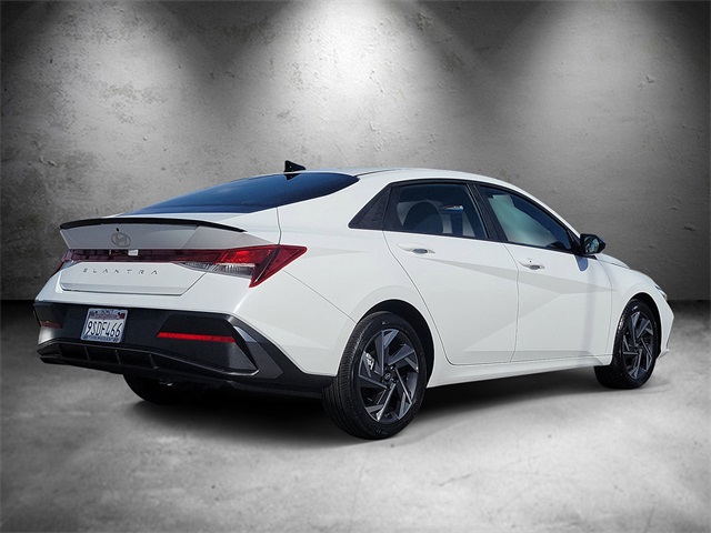 2025 Hyundai Elantra SEL Sport photo 3