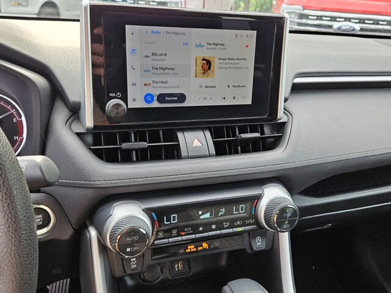 2023 Toyota RAV4 XLE photo 18