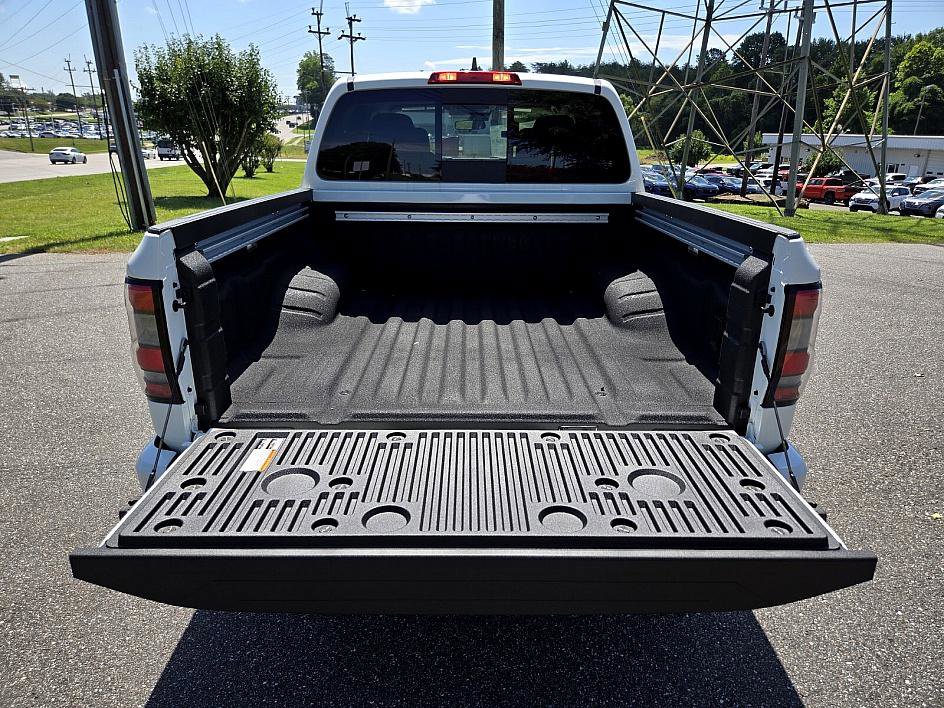 2025 Nissan Frontier Crew Cab SV photo 10
