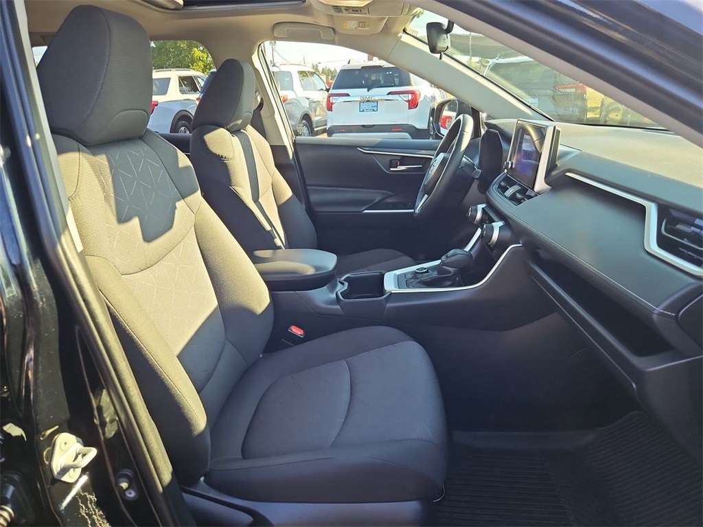 2023 Toyota RAV4 Hybrid XLE photo 32