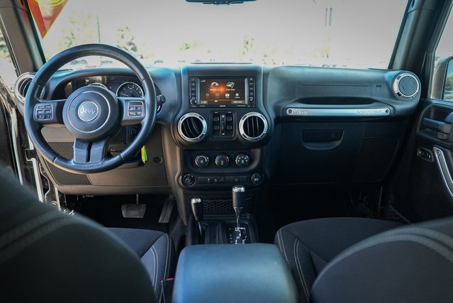 2015 Jeep Wrangler Unlimited Sahara photo 22