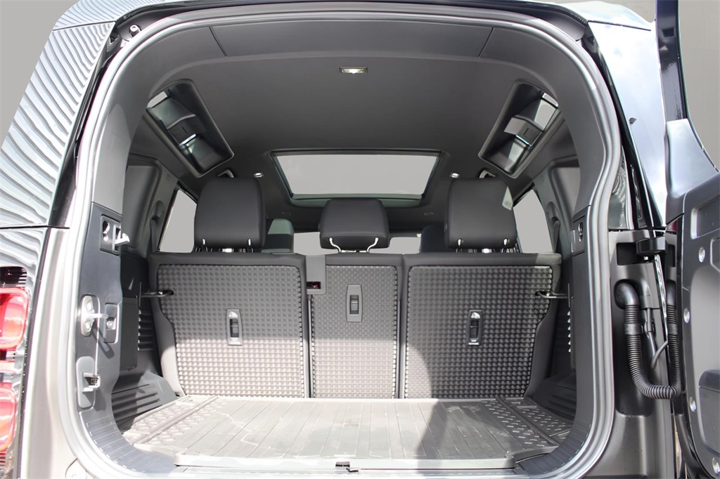 2025 Land Rover Defender 110 S photo 16