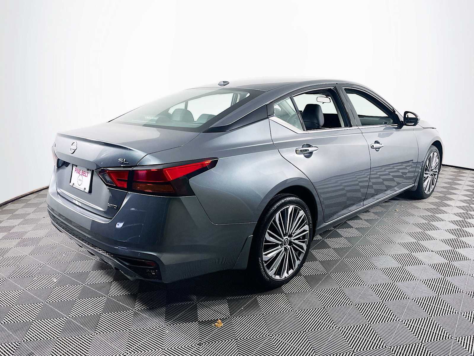 2025 Nissan Altima SL photo 4