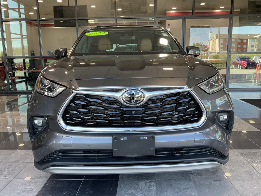 Used 2023 Toyota Highlander Platinum with VIN 5TDKDRBH5PS042952 for sale in Kansas City