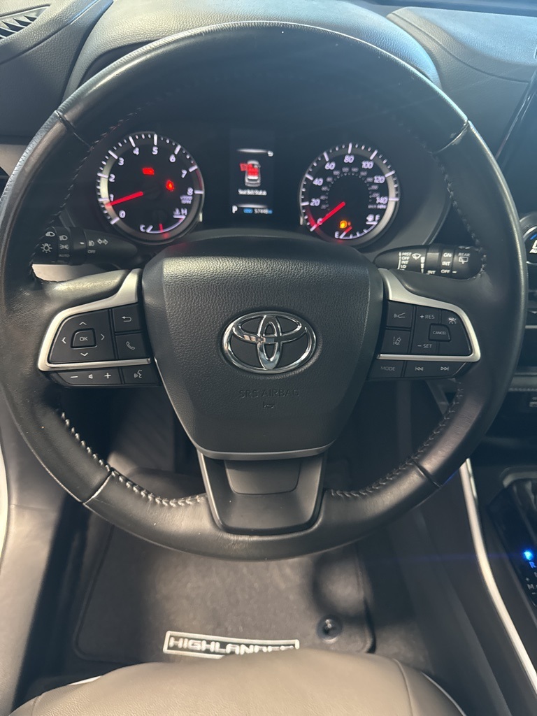 2022 Toyota Highlander LE photo 30