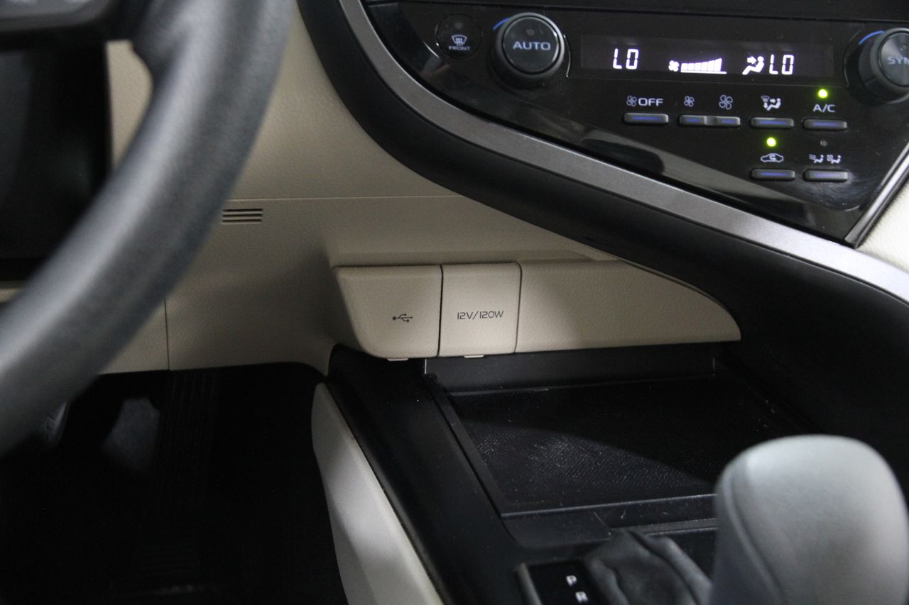2020 Toyota Camry Hybrid LE photo 13