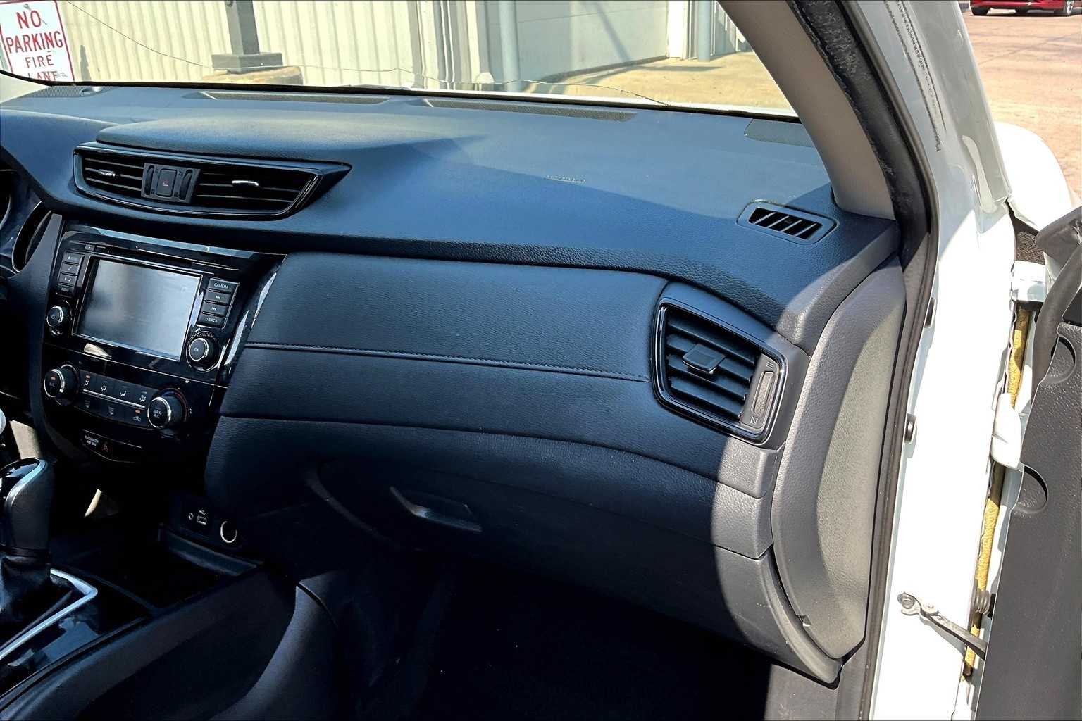 2018 Nissan Rogue S photo 16
