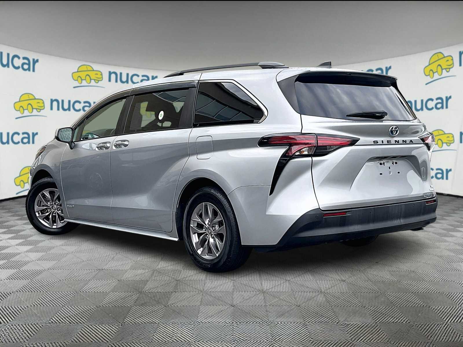 2021 Toyota Sienna XLE photo 4