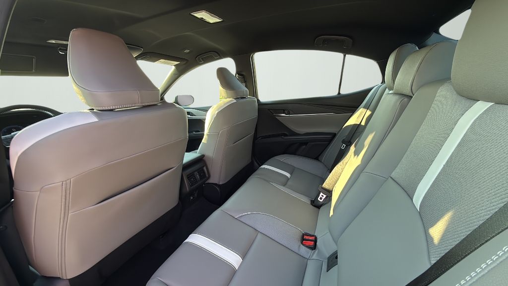 2025 Toyota Camry SE photo 14