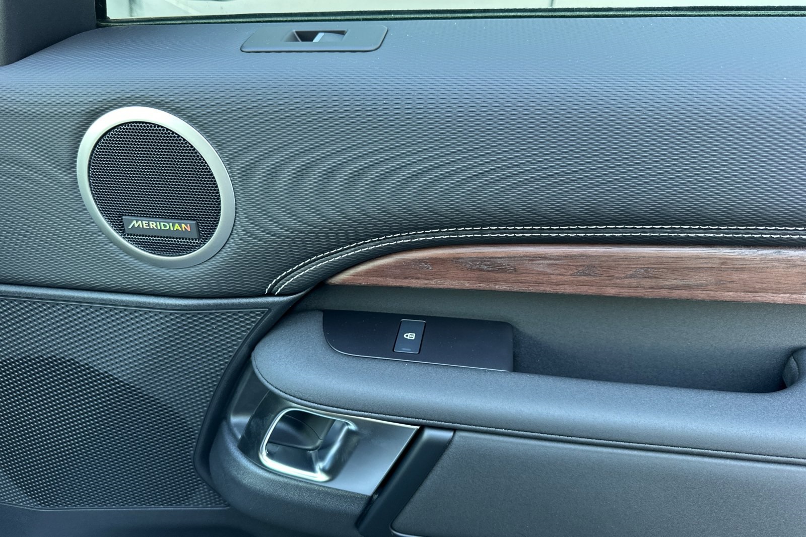 2025 Land Rover Discovery SE photo 18