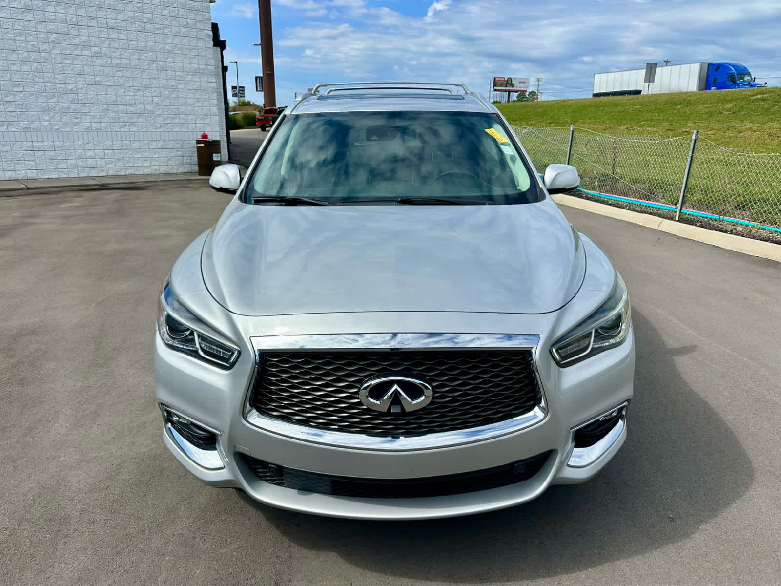 2019 Infiniti QX60 Luxe photo 2