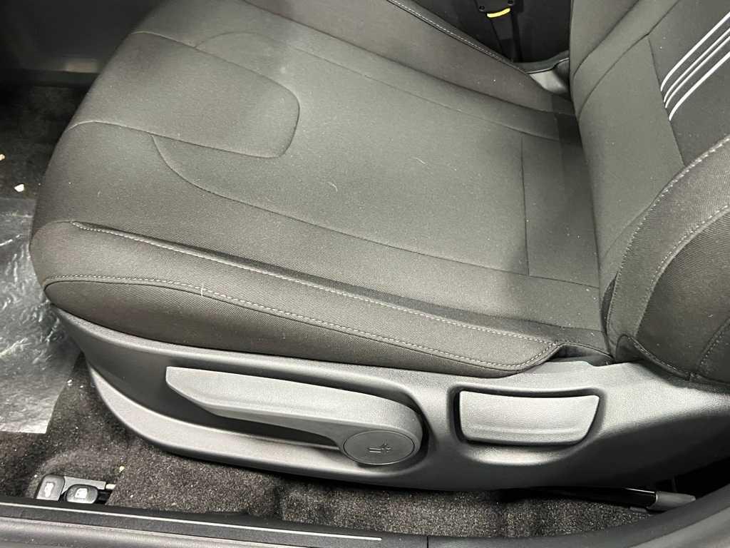 2025 Hyundai Elantra SEL Sport photo 32