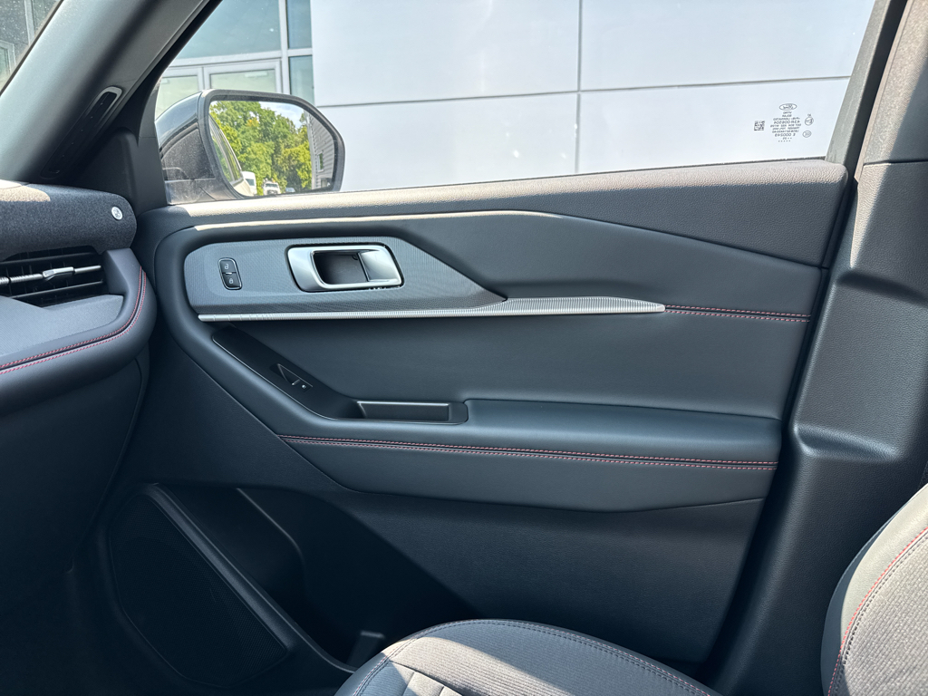 2025 Ford Explorer ST-Line photo 31