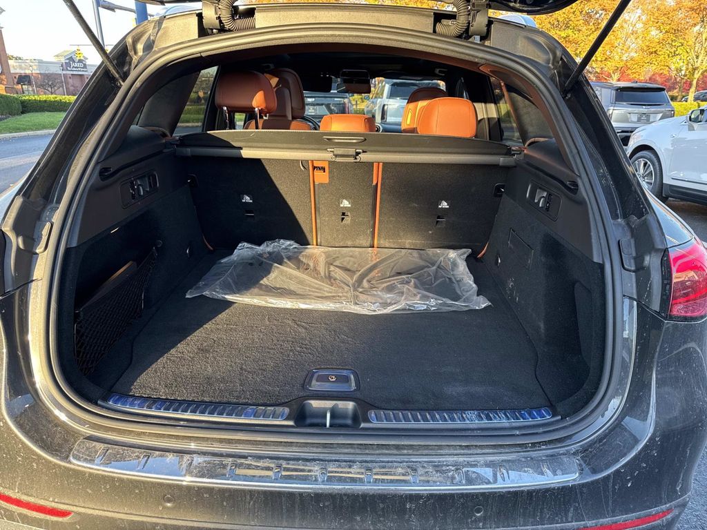 2025 Mercedes Benz GLC 300 4MATIC photo 3