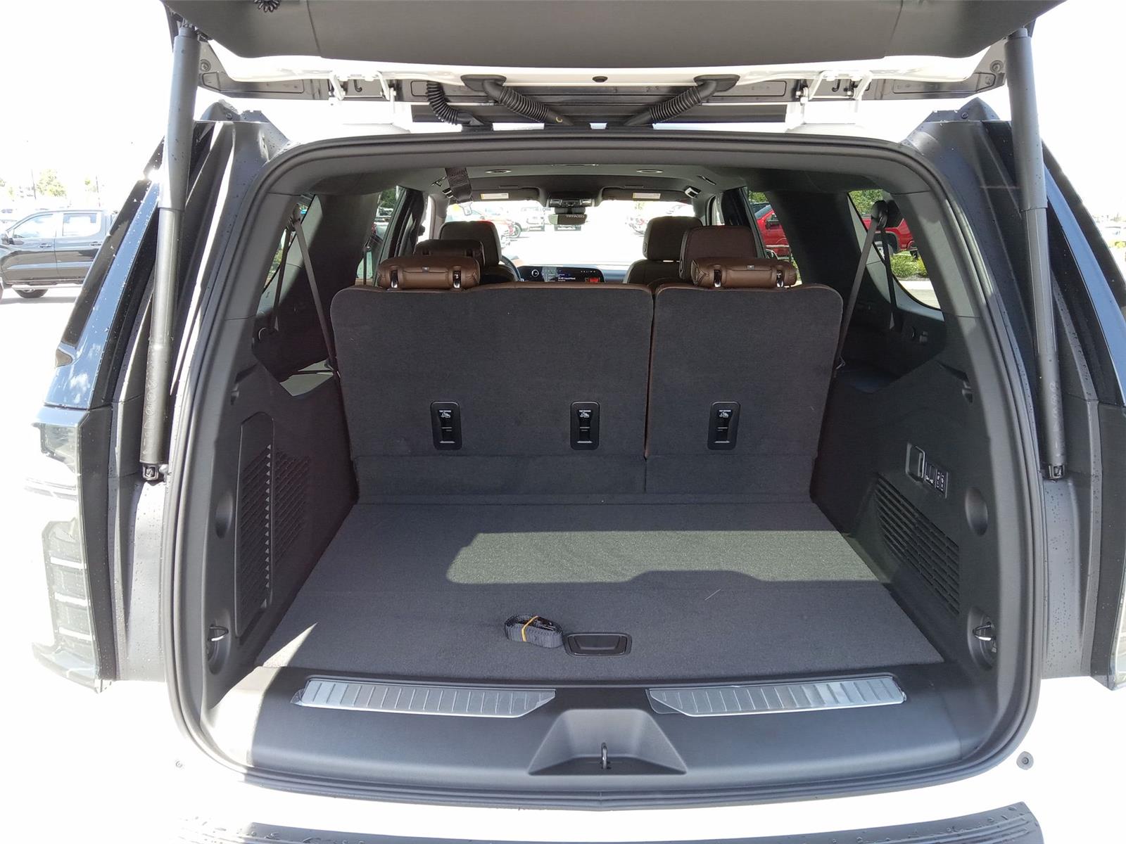 2025 Chevrolet Suburban High Country photo 14