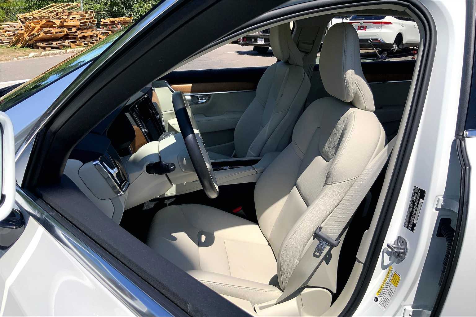 2022 Volvo S90 Momentum photo 7