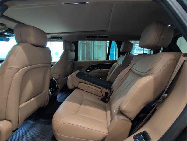 2025 Land Rover Range Rover SE photo 8